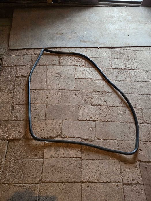 Уплотнитель правой передней двери ауди 80