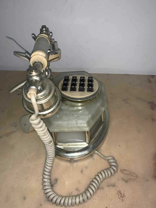 Telefon vintage cu butoane in stare de functionare