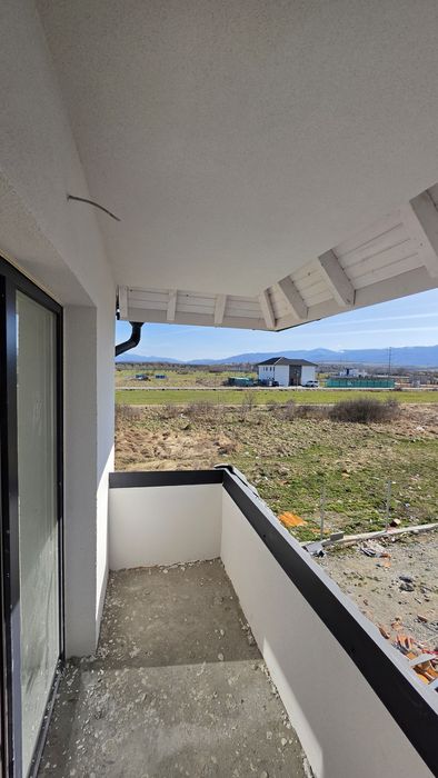 Comision 0! Etaj 1, living și bucătărie, baie, balcon, 2 dormitoare.