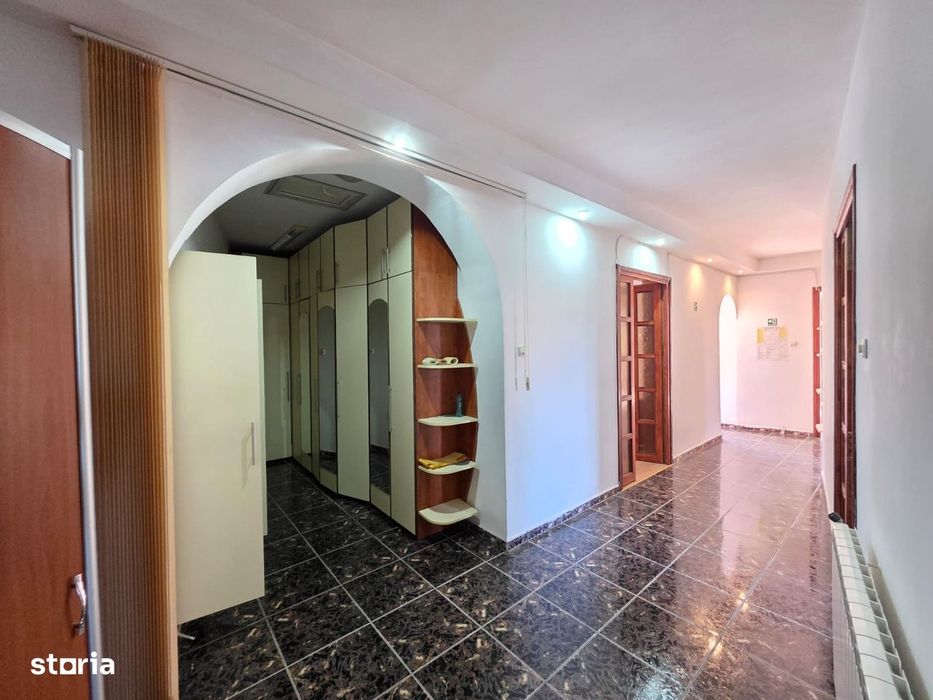 Casă în Roman, zonă centrală, suprafață 140 mp, 4 camere spațioase
