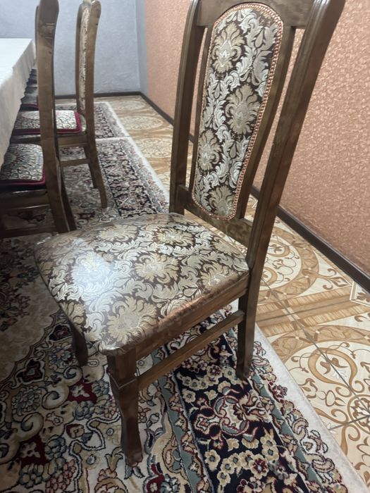 Шкаф витрина и стол со стульями