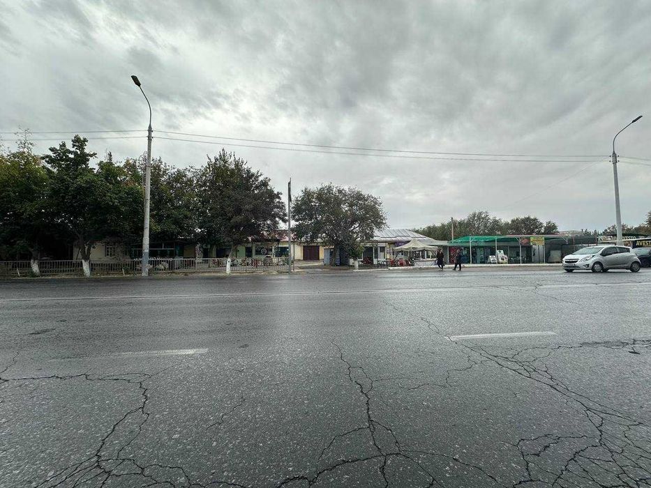 Xovli navoiy toshkent ko'chasi qirq chinor yoni yo'lni ustida