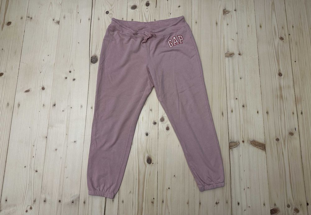 Pantaloni Trening GAP – Mărimea M – Roz Prăfuit / Mauve – Logo Brodat – Stare Foarte Bună