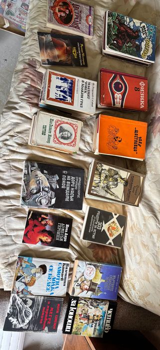 Стари книги запазени подарявам
