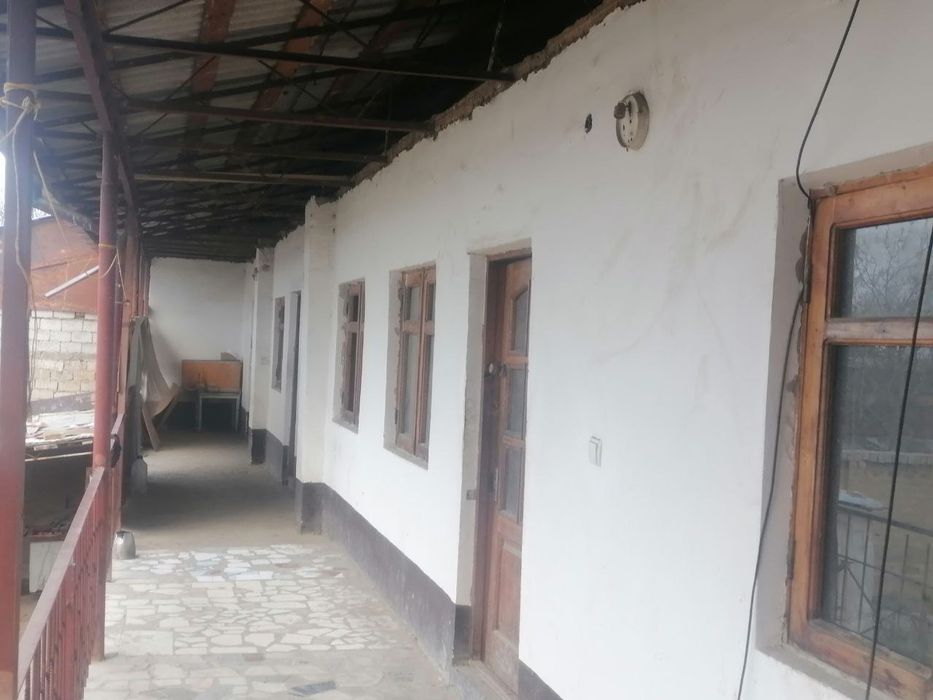 Uy sotiladi 8 sotix yer hisobida