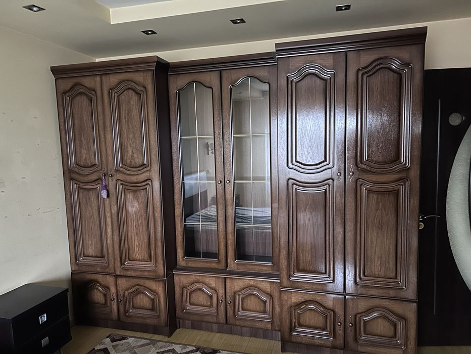 Mobilă din lemn masiv – 4 corpuri – stare foarte bună