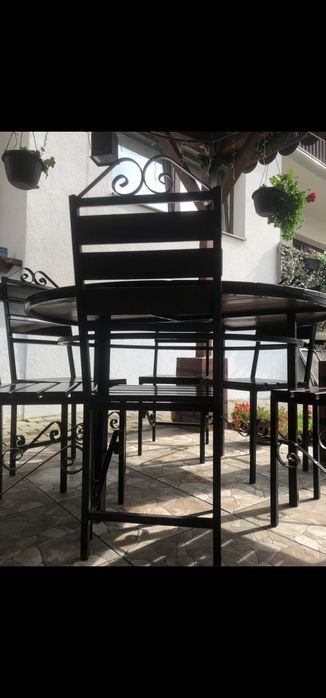 Masa rotunda terasa