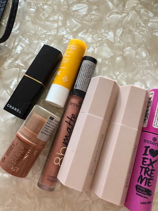Сет козметика Essence,Chanel,четки за грим