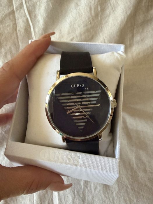 Часовник на Guess дамски