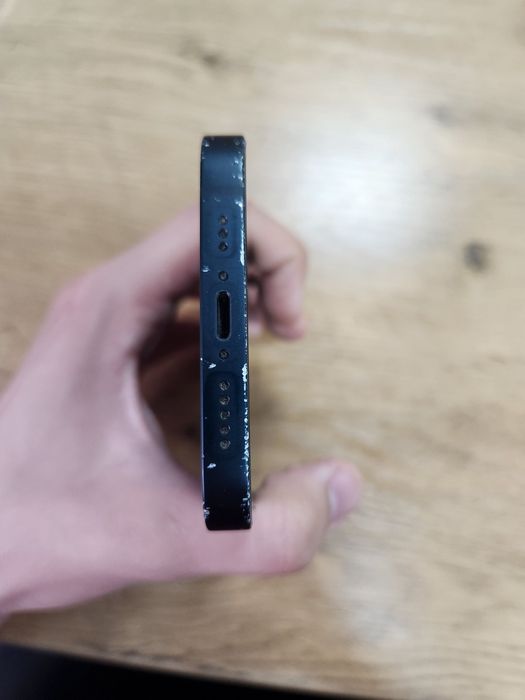 iPhone 13 qora korpusda bir nechta tirnalishlar bor