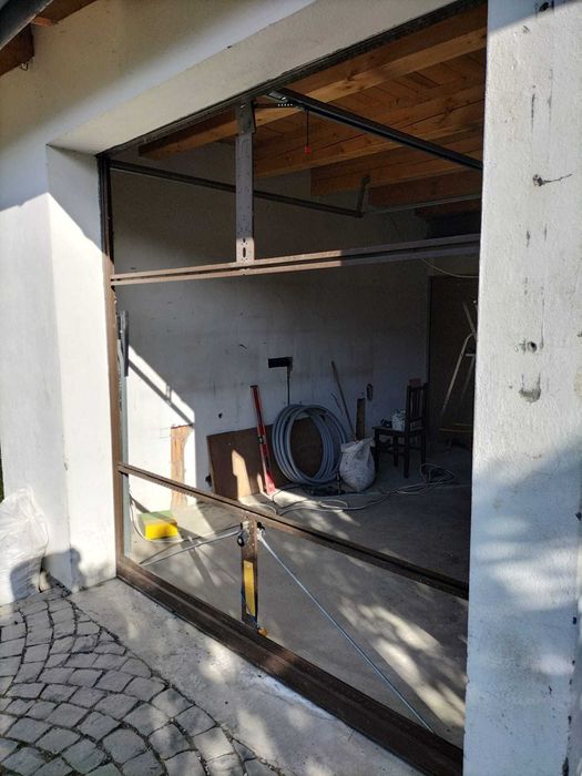 Ușă de garaj automatizată