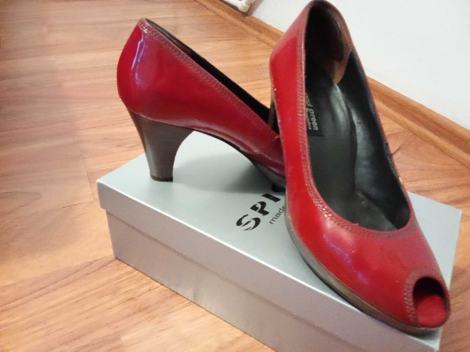 Vand pantofi rosii , lac, marimea 38  - 30 lei