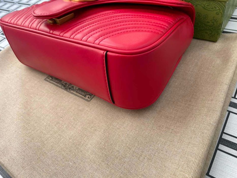 Geantă Gucci Marmont Originală Gucci Piele Roșie Logo GG Auriu