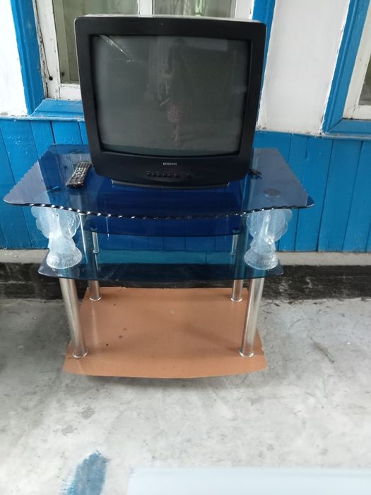 Продам телевизор с подставкой