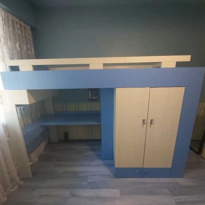 Двуетажно легло с бюро и гардероб