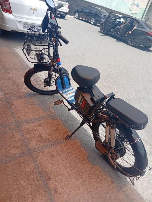 Skuter sotiladi holati yaxshi kaskasi ham bor