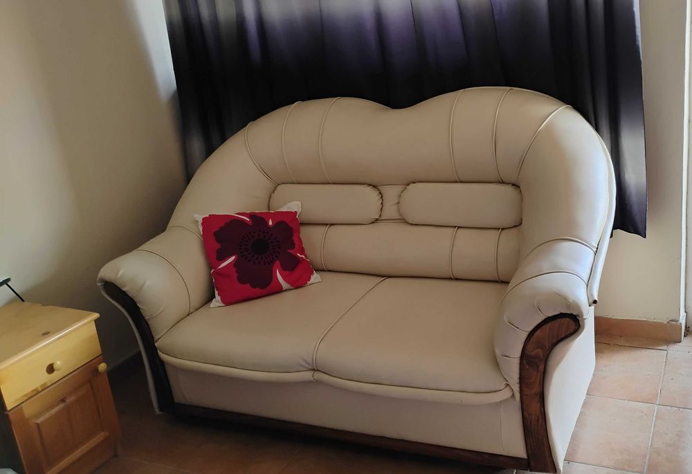 Кожен диван , в много добро състояние