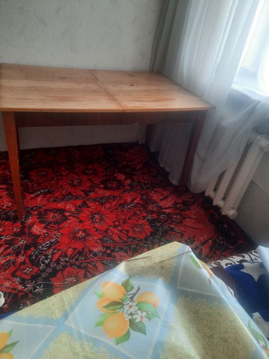 Продам стол  лакированный  .Центр