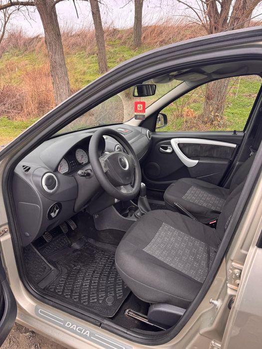 Кола     Дачия логан ....