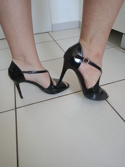 Vând sandale dama pentru evenimente,in stare perfecta,mărimea 39.produ