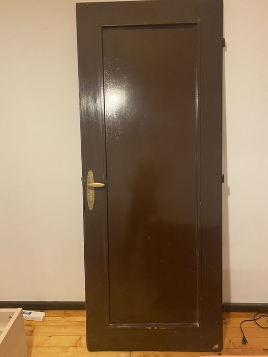 Продавам дървена врата - кафява