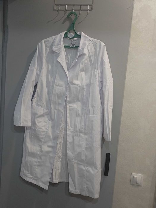Продам белые халаты
