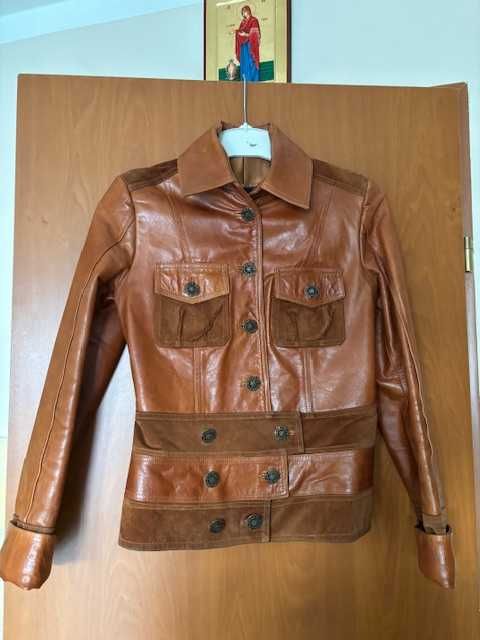 Geaca dama din piele naturala, impecabila. Marimea M