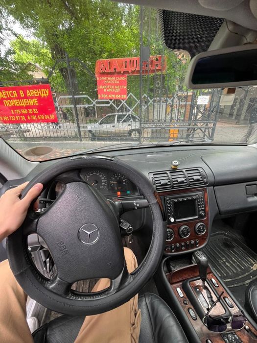 Мерседес  ML 350 в отличном состоянии.