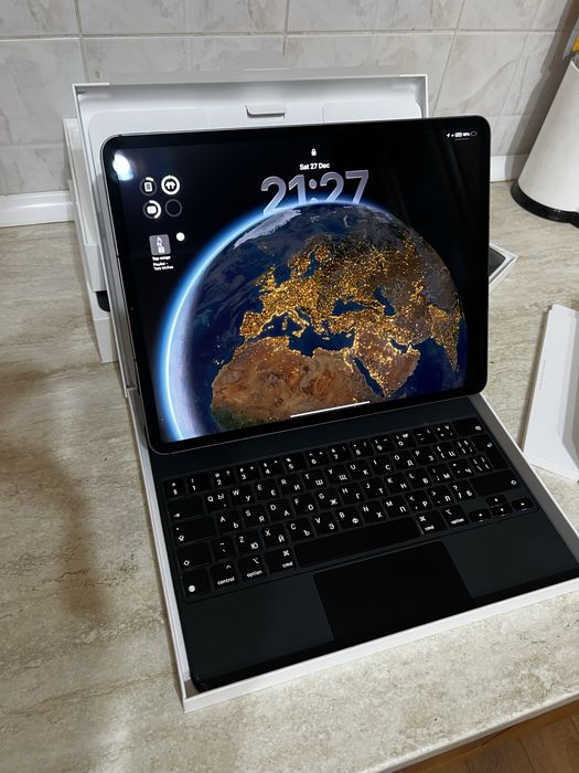 IPad Pro 12.9 inch 5th generation - 256GB+ Magic Keyboard+ Magic Mouse