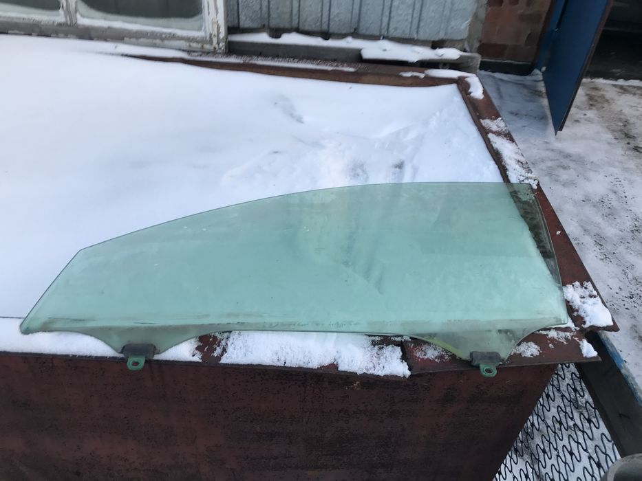 Продам переднее левое стекло на камри 40-45