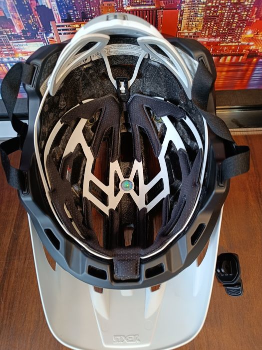 Вело шлем от бренда BELL