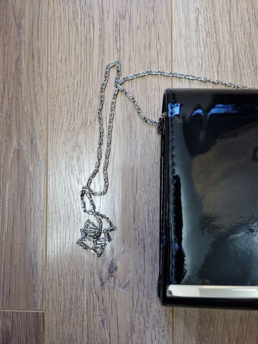 Дамска лачена чанта