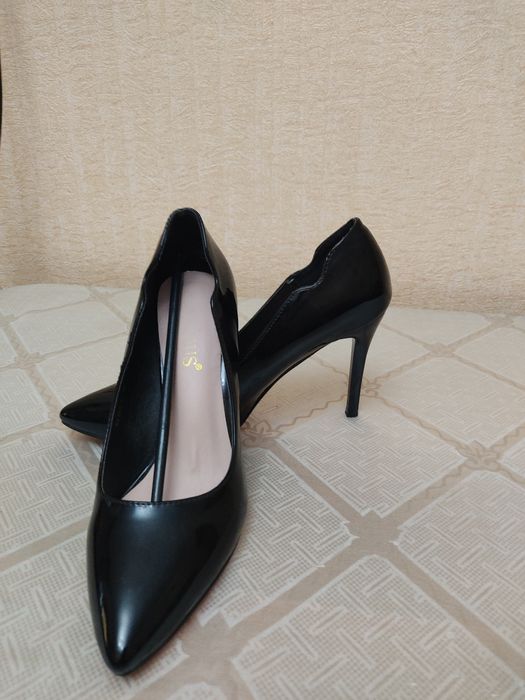 Женская лакированная обувь 38 размер