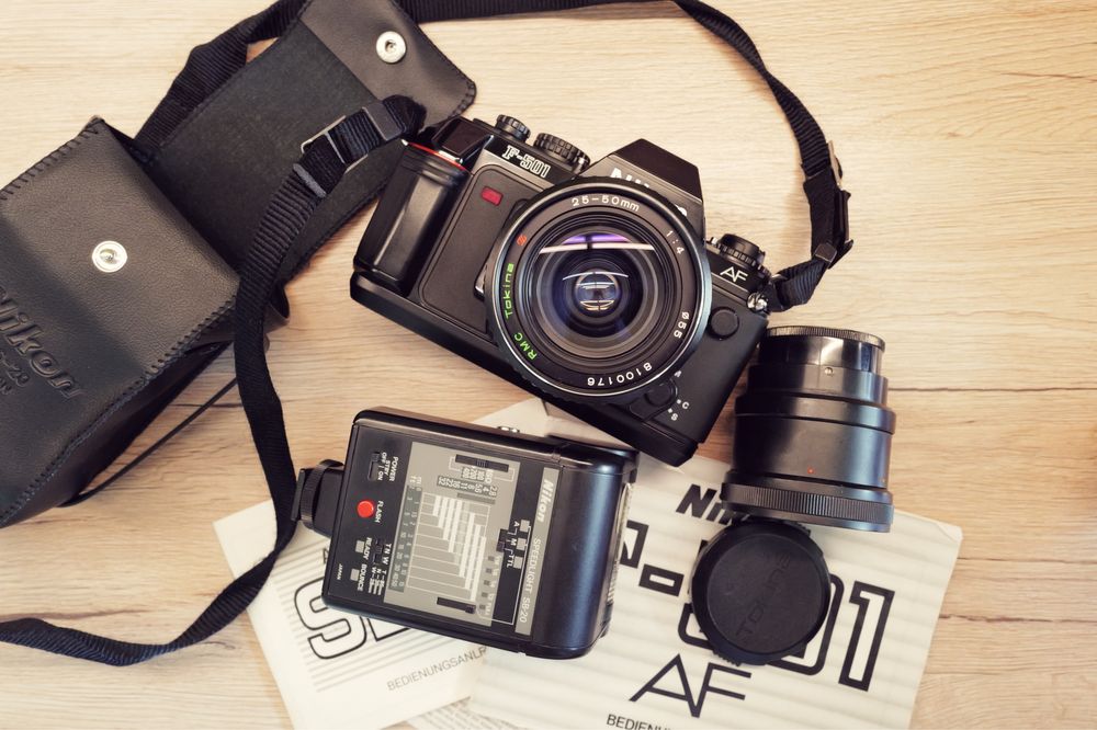 Aparat foto Nikon F 501 film obiectiv 25 50mm Blitz geanta SLR Tokina