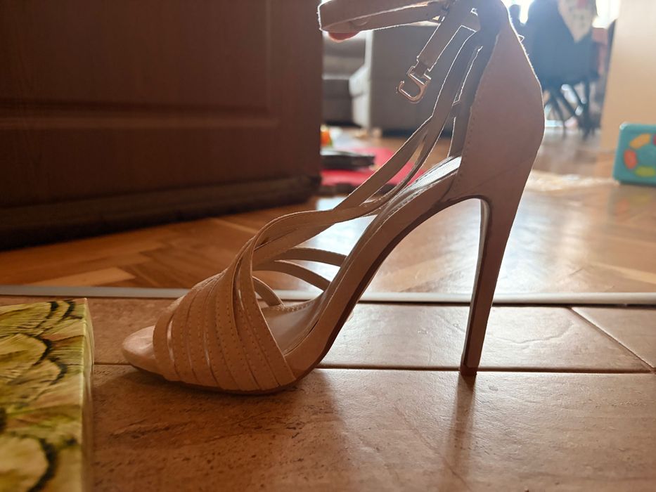 Елегантни нови сандали на висок ток
