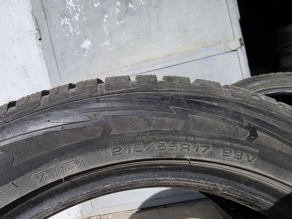 2 бр. зимни гуми 215/55/17 GoodYear 6,5 mm DOT 3317