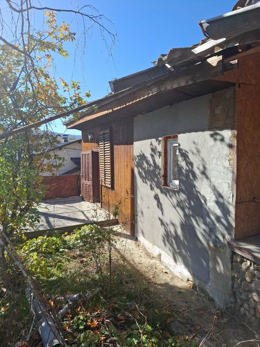 Продава се парцел с къща в с. Горна Диканя