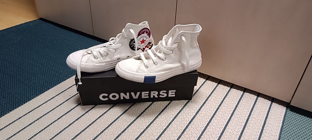 Vând tenesi marca Converse mărimea 33