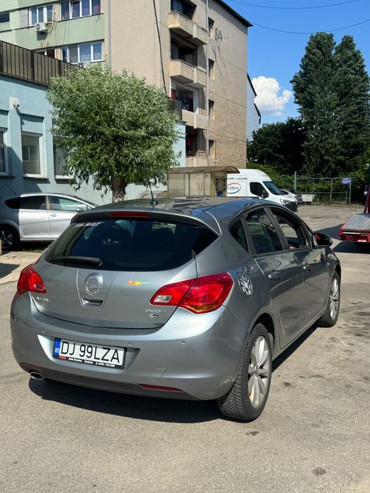 Vând Opel Astra J