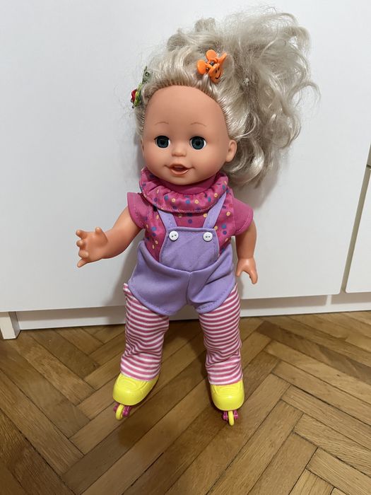 Păpușă care se da cu role