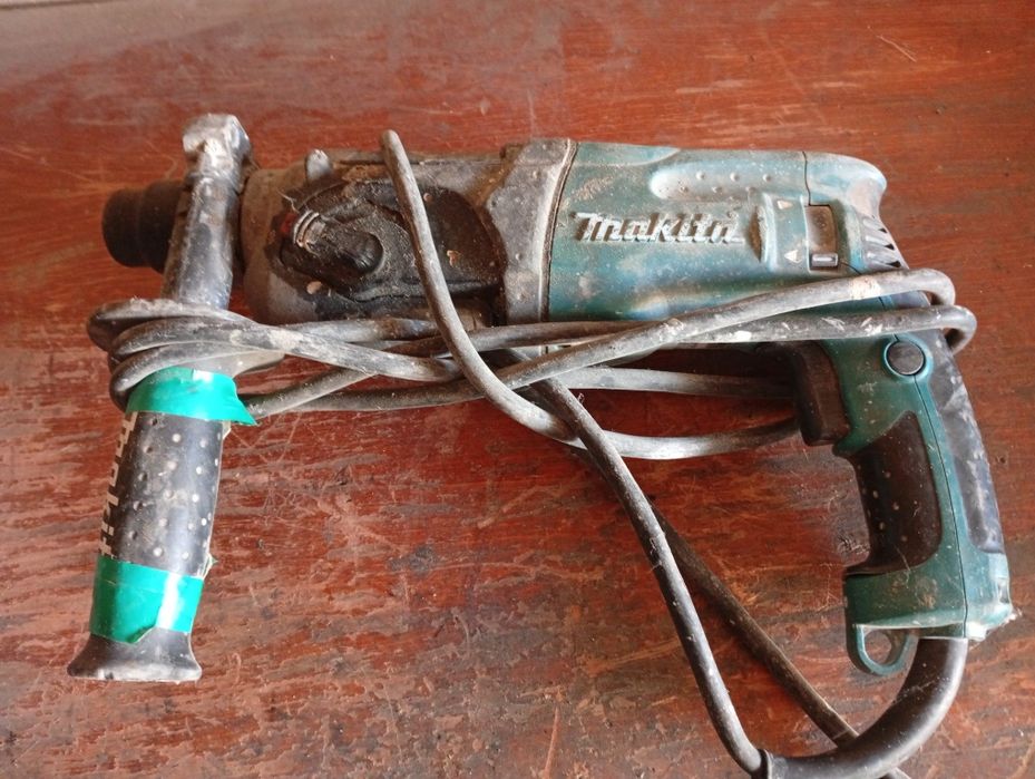 Rotopercutor machiata și Bosch defect ciocan.