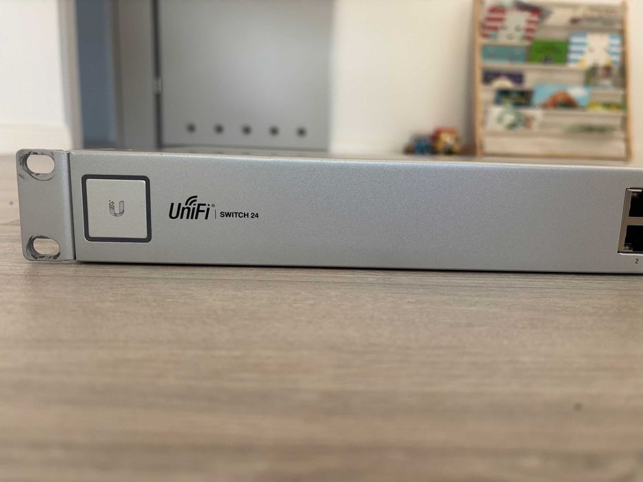Switch Ubiquiti Unifi US-24 - Management, Layer 2, 24 porturi RJ45 gigabit, 2 porturi SPF