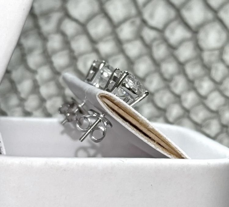 Серьги гвоздики бриллиантовые