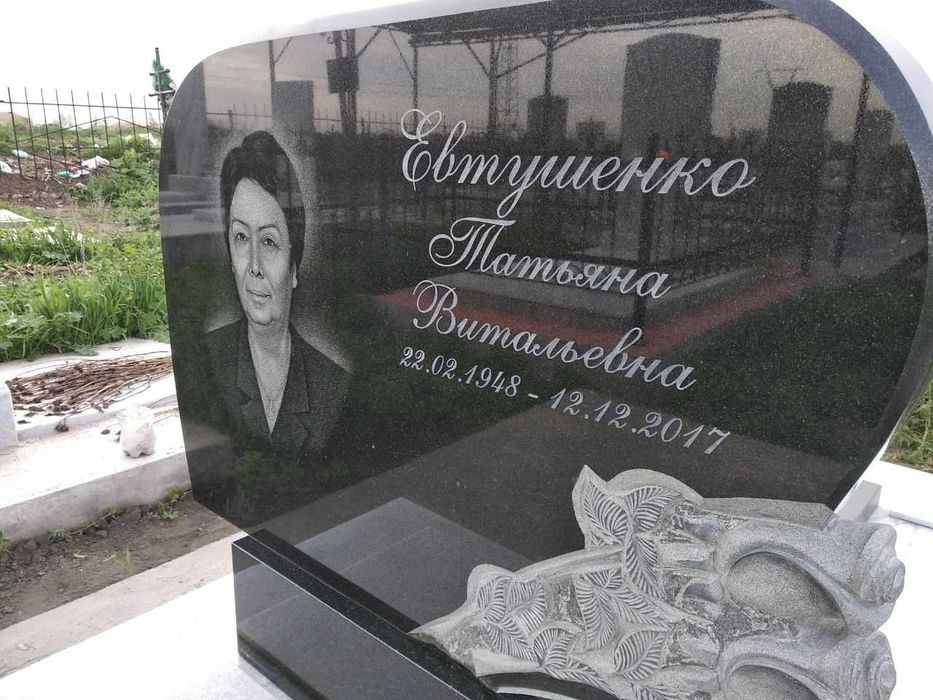 yodgorliklar qabr toshlari. Памятники надгробные