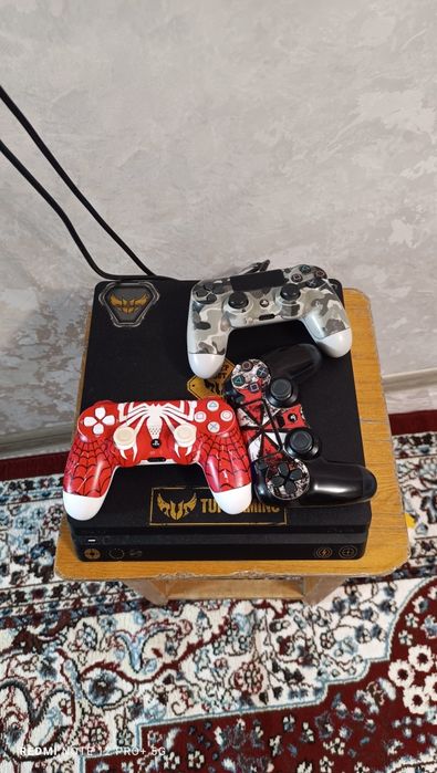 Продам PS4 slim в хорошем состоянии