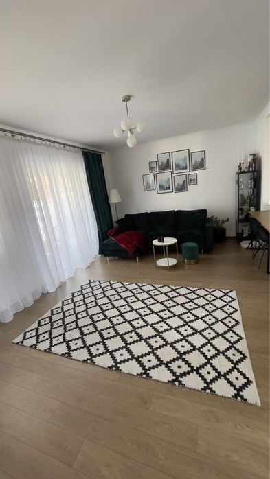 Vând Casă insiruită pe etaj.