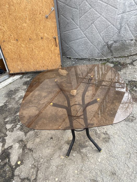 Masă de sticlă cu picioare negre