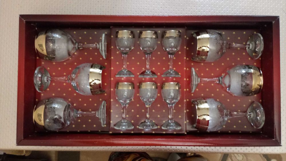 Набор бокалов и рюмок