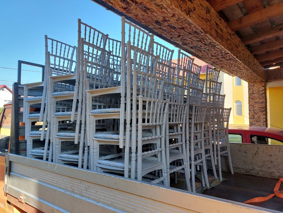 Vand scaune chiavari si mese