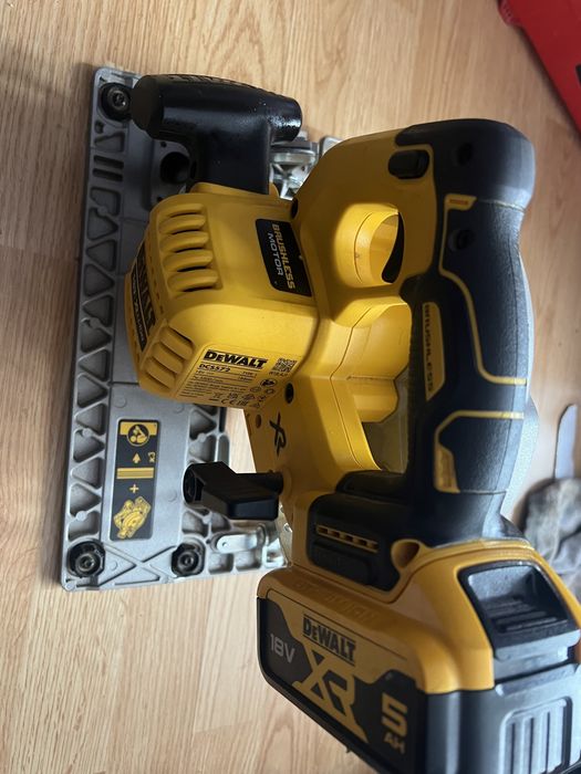 Vand circular dewalt DCS 570